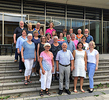 24 ehrenamtliche Bildungsbegleiter:innen der Grundschule am Gernerplatz 24 ehrenamtliche Bildungsbegleiter:innen der Grundschule am Gernerplatz